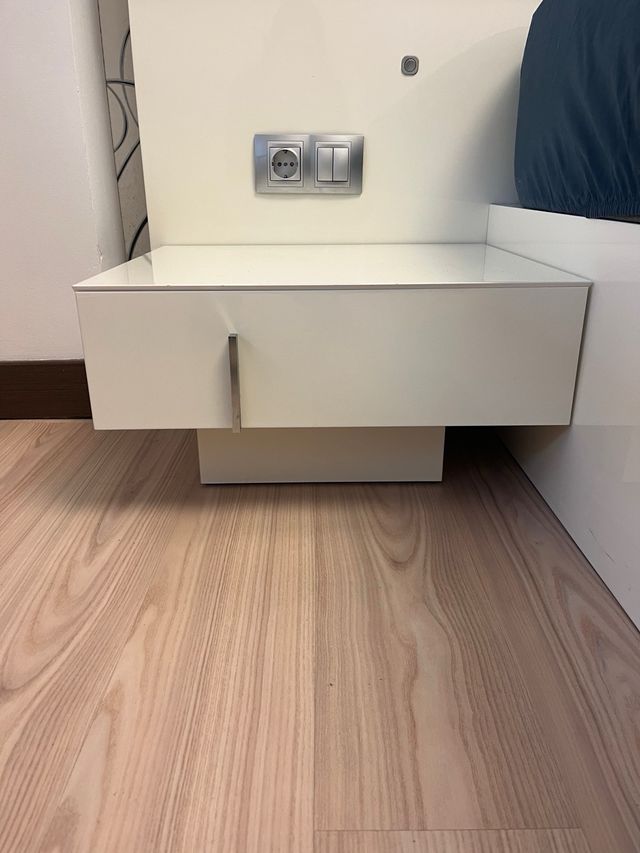 Dormitorio matrimonial. Cama canapé abatible