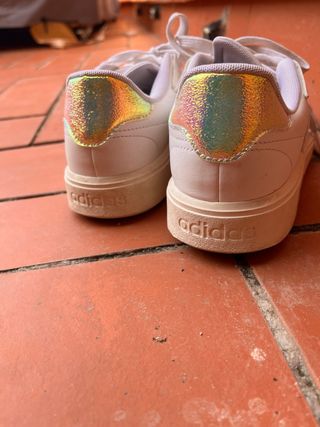 Zapatillas Adidas Blancas con Detalles Dorados