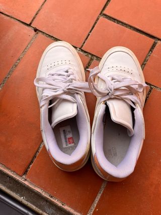 Zapatillas Adidas Blancas con Detalles Dorados