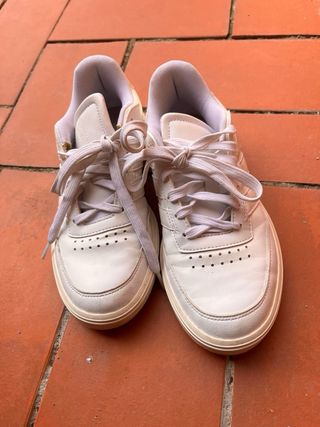 Zapatillas Adidas Blancas con Detalles Dorados