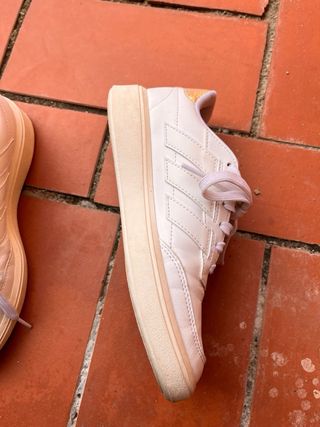 Zapatillas Adidas Blancas con Detalles Dorados