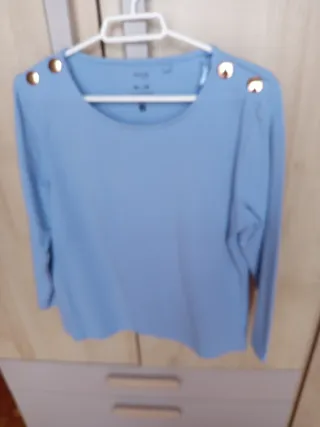 Camiseta azul con botones dorados