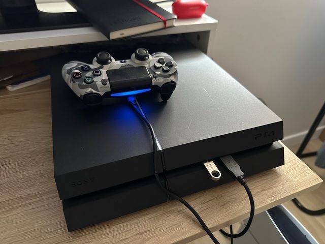 PS4 1TB + 2 Mandos + 8 Juegos
