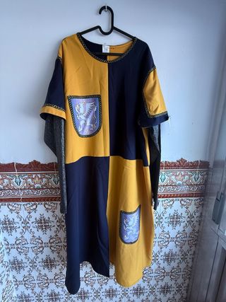 Traje medieval azul y amarillo