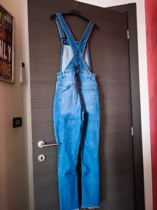Salopette jeans strappati