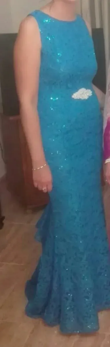 Vestido de fiesta azul con detalles plateados