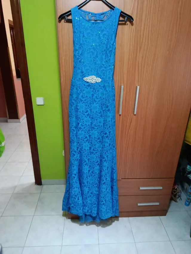 Vestido de fiesta azul con detalles plateados