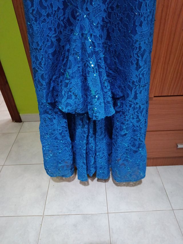 Vestido de fiesta azul con detalles plateados