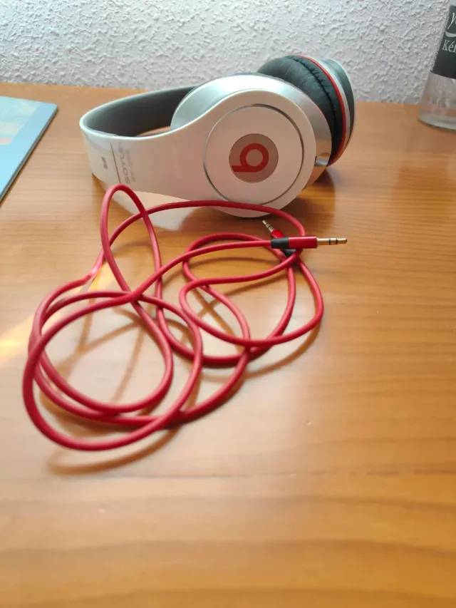 Auriculares Blancos y Rojos