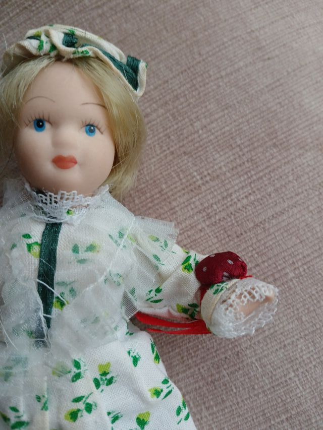 Muñeca de porcelana con vestido floral
