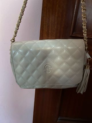 Bolso blanco acolchado con cadena