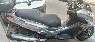 Kymco Grand Dink 300i se vende o cambia por coche.