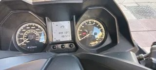 Kymco Grand Dink 300i se vende o cambia por coche.