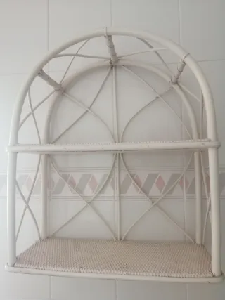 Estantería de mimbre y bambú