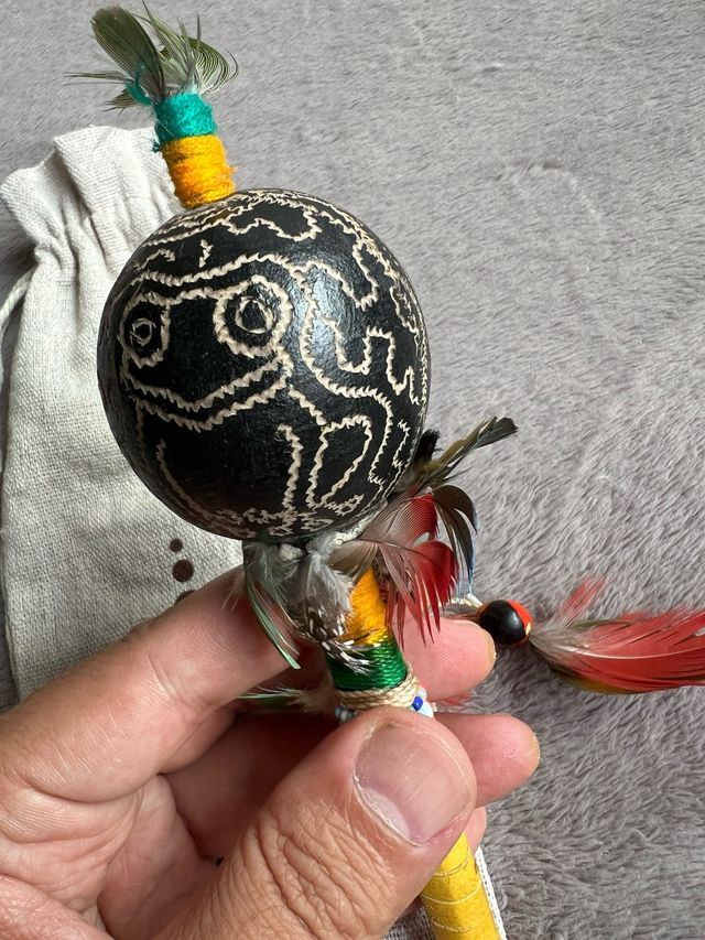 Maraca Sapo con Plumas pequeña