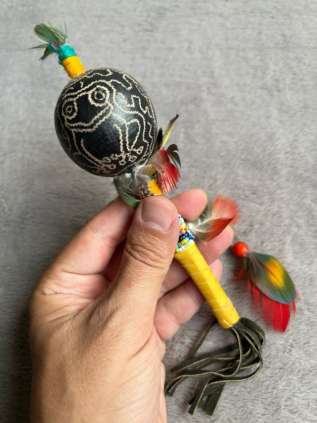 Maraca Sapo con Plumas pequeña