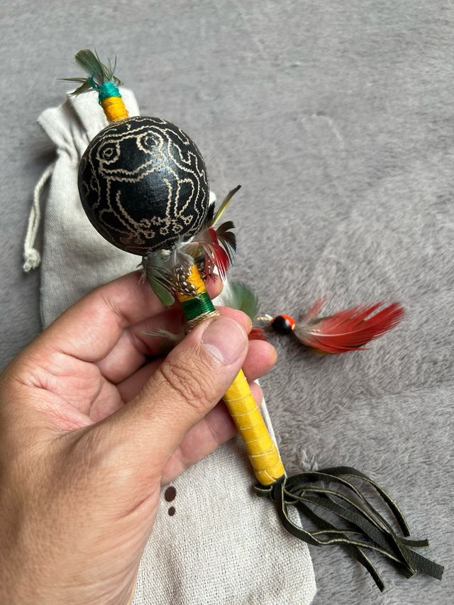 Maraca Sapo con Plumas pequeña