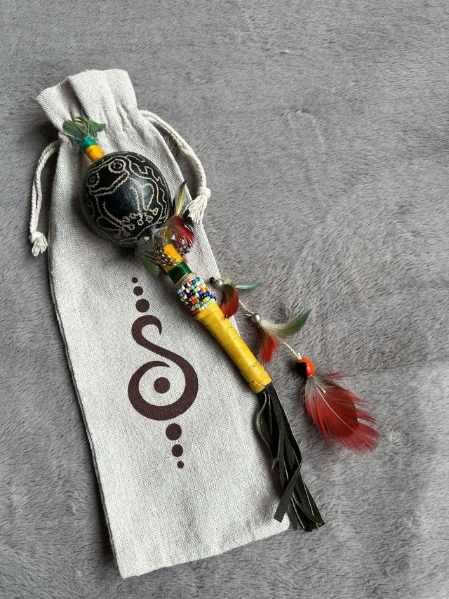 Maraca Sapo con Plumas pequeña