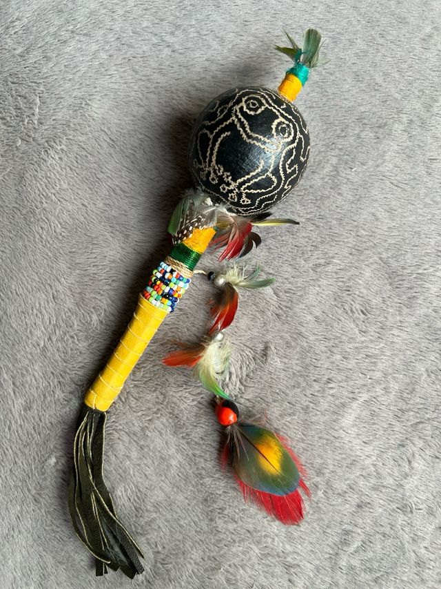 Maraca Sapo con Plumas pequeña