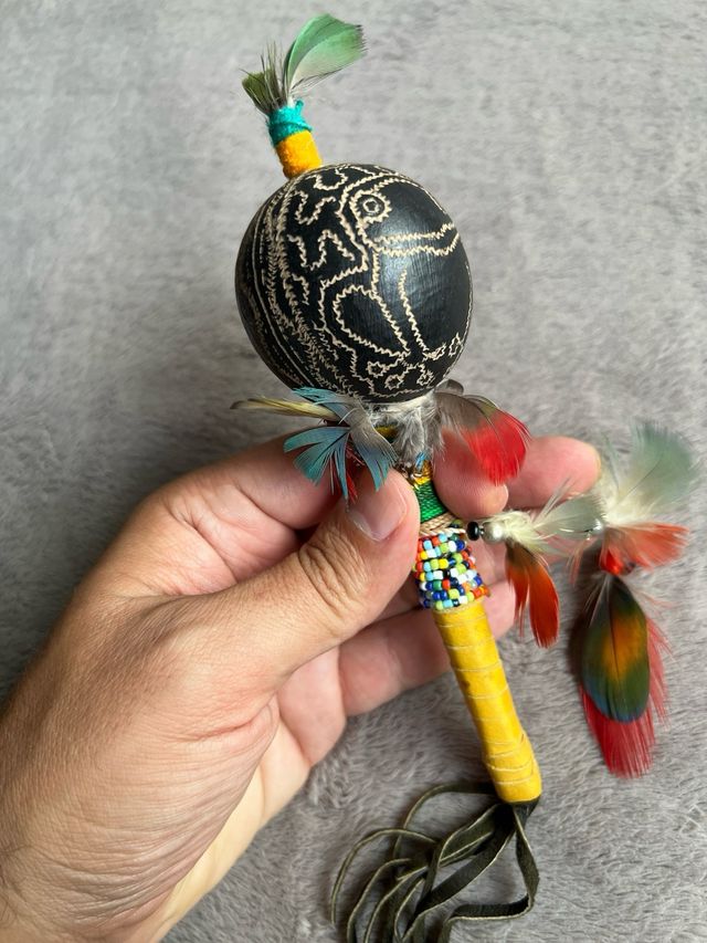 Maraca Sapo con Plumas pequeña