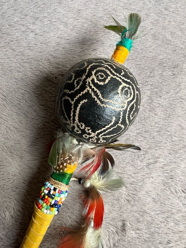Maraca Sapo con Plumas pequeña