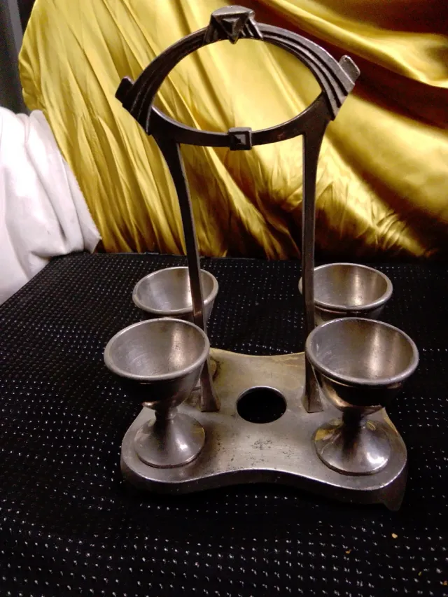 Huevera de estaño 1908 de estaño , con baño de níq