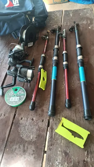 Caja de pesca con 4 cañas y accesorios
