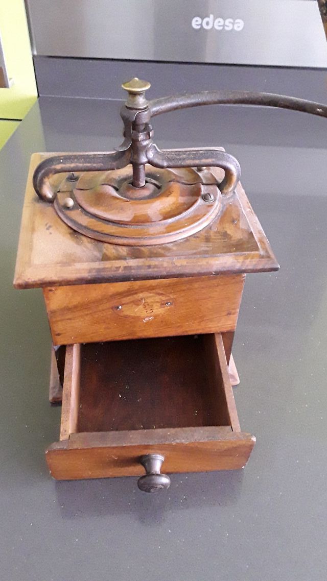 Antiguo molinillo de café de madera