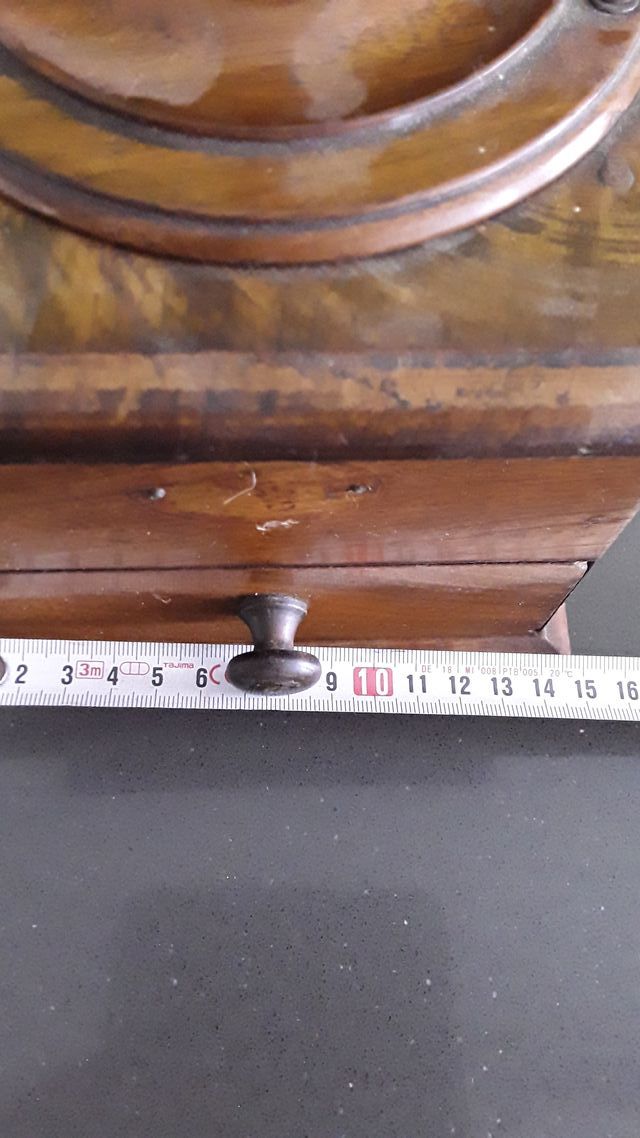 Antiguo molinillo de café de madera