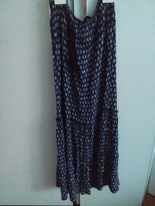 Falda larga azul con estampado floral