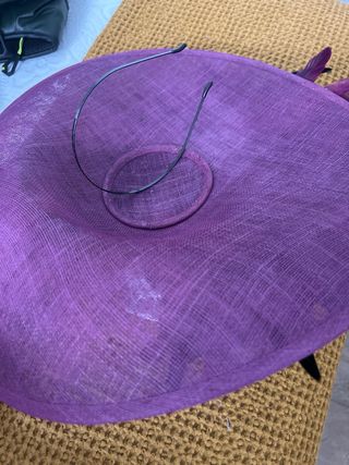 Tocado Morado Grande con Plumas Negras