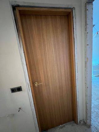 4 puertas Puerta de madera con manilla dorada 