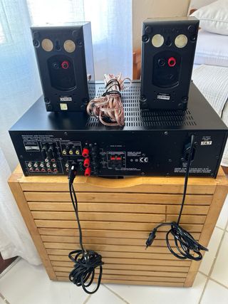 Equipo Harman Kardon con altavoces