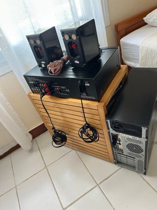 Equipo Harman Kardon con altavoces