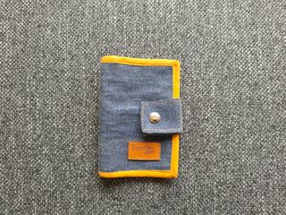 Cartera de tela vaquera con ribete naranja