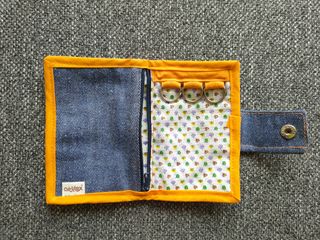 Cartera de tela vaquera con ribete naranja