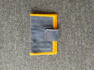 Cartera de tela vaquera con ribete naranja