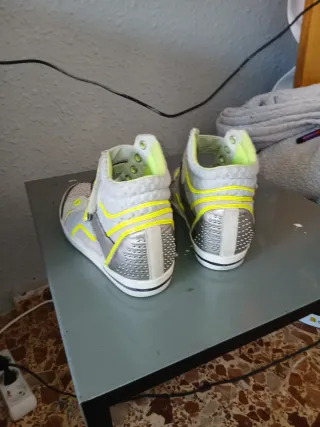 Zapatillas deportivas plateadas y blancas