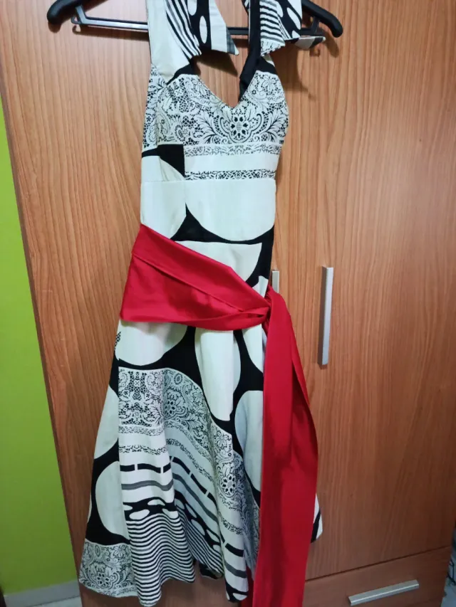 Vestido de fiesta blanco y negro con fajín rojo