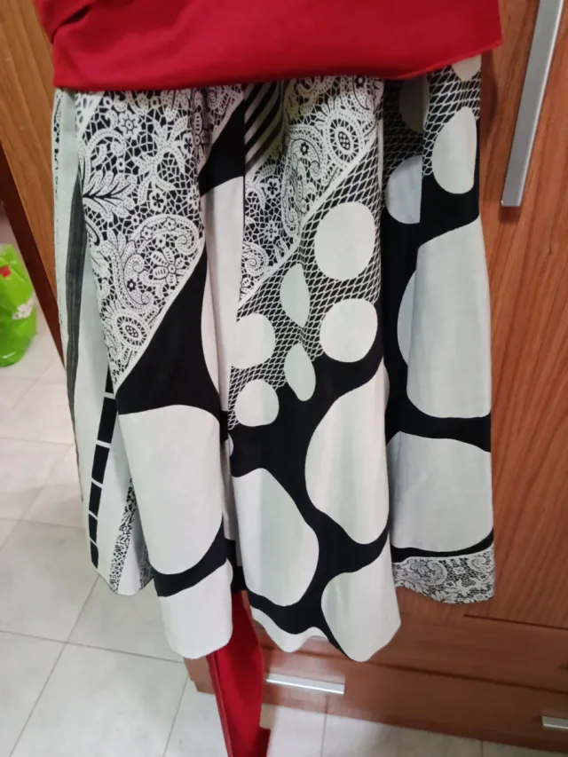 Vestido de fiesta blanco y negro con fajín rojo