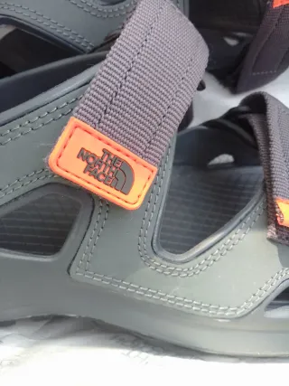 Sandalias The North Face grises y naranjas