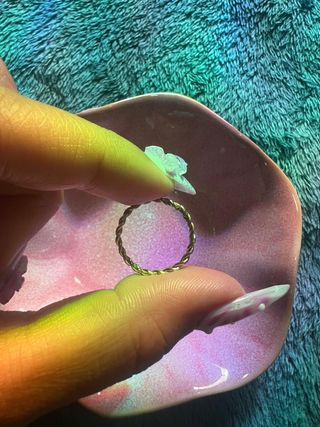 Anillo con diseño trenzado