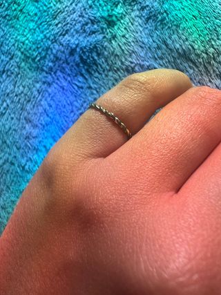 Anillo con diseño trenzado