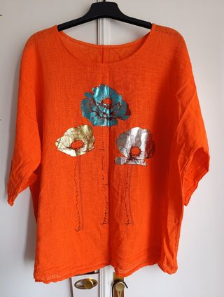 Blusa naranja con flores metalizadas
