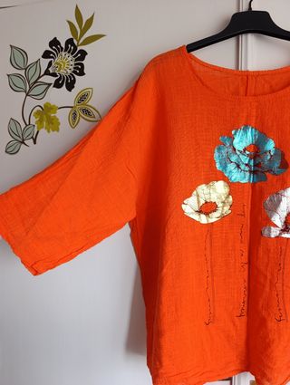 Blusa naranja con flores metalizadas