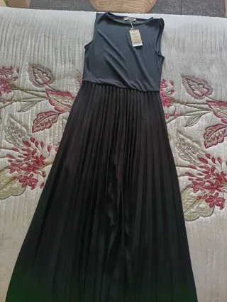 Vestido negro plisado sin mangas