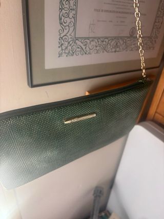 Bolso de hombro verde manzana con cadena dorada
