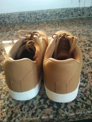 Zapatillas marrones y blancas
