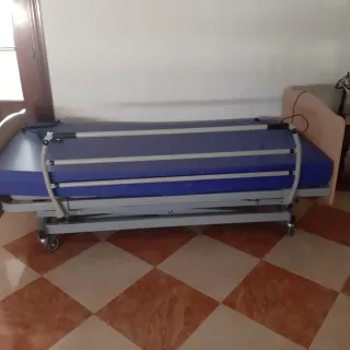 Cama articulada poco uso con colchón antiescaras