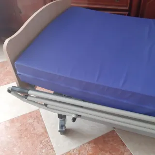 Cama articulada poco uso con colchón antiescaras